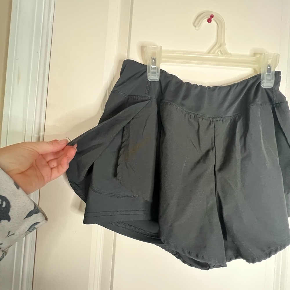 High waisted athletic shorts with pocket on liner